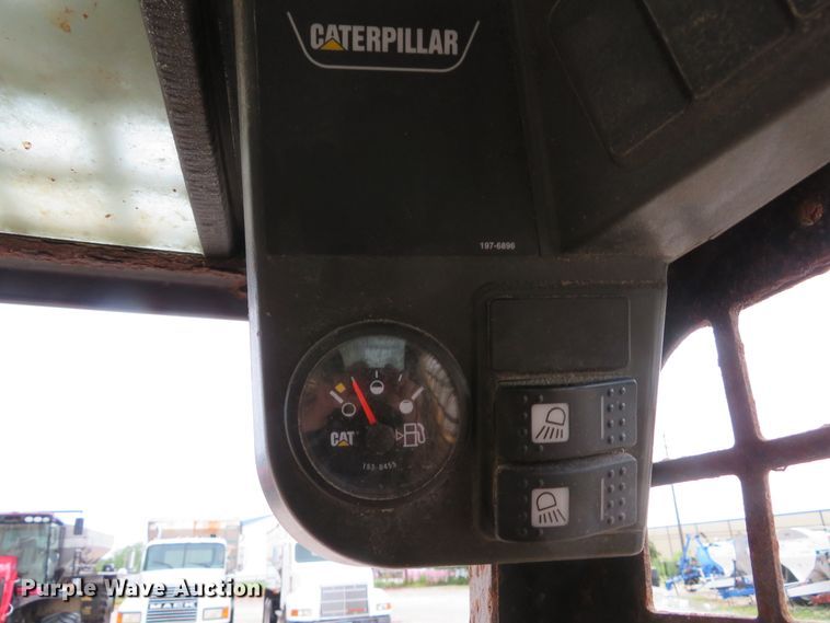 image for item DE8157 2001 Caterpillar 252 skid steer