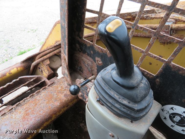 image for item DE8157 2001 Caterpillar 252 skid steer