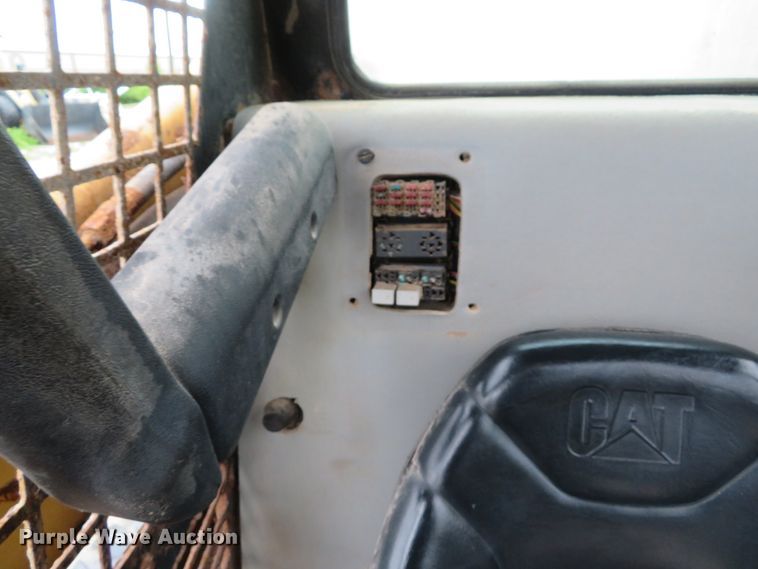 image for item DE8157 2001 Caterpillar 252 skid steer