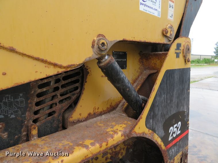 image for item DE8157 2001 Caterpillar 252 skid steer