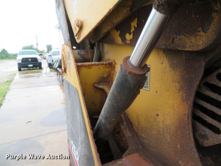 image for item DE8157 2001 Caterpillar 252 skid steer