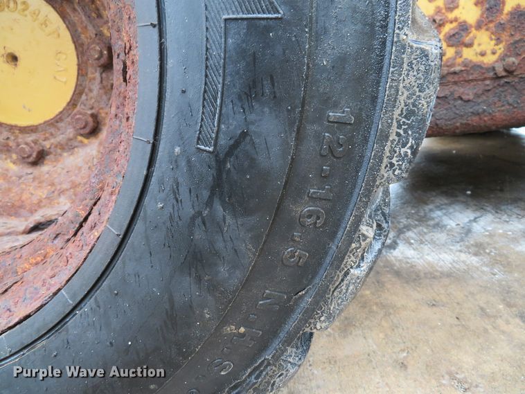 image for item DE8157 2001 Caterpillar 252 skid steer