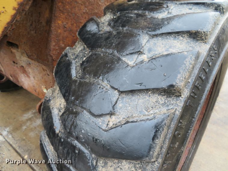 image for item DE8157 2001 Caterpillar 252 skid steer