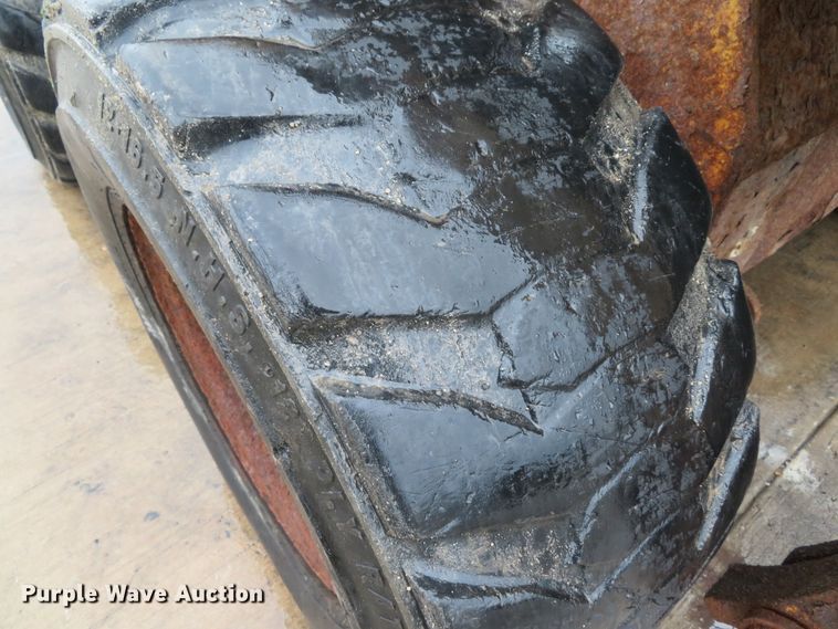 image for item DE8157 2001 Caterpillar 252 skid steer