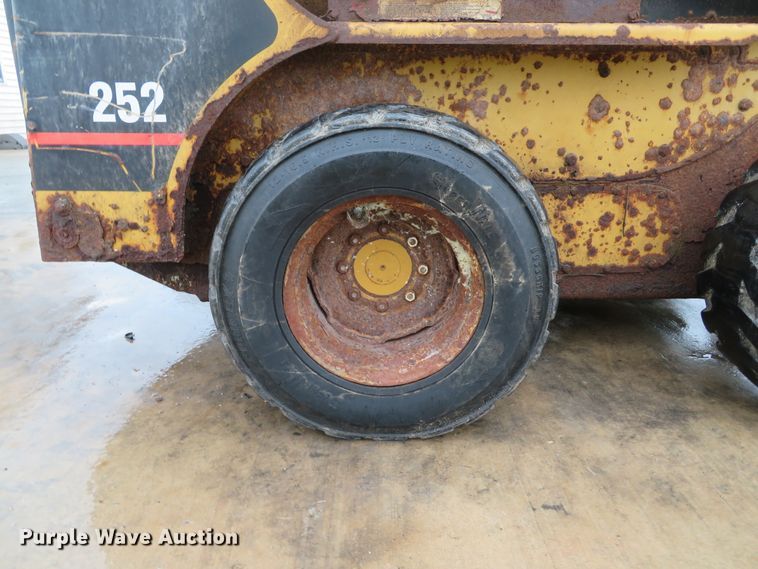 image for item DE8157 2001 Caterpillar 252 skid steer