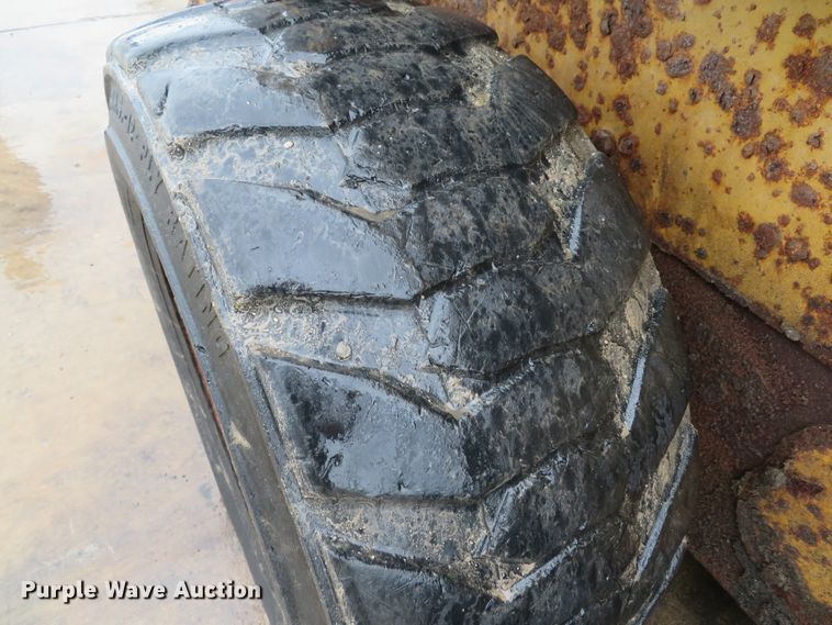 image for item DE8157 2001 Caterpillar 252 skid steer