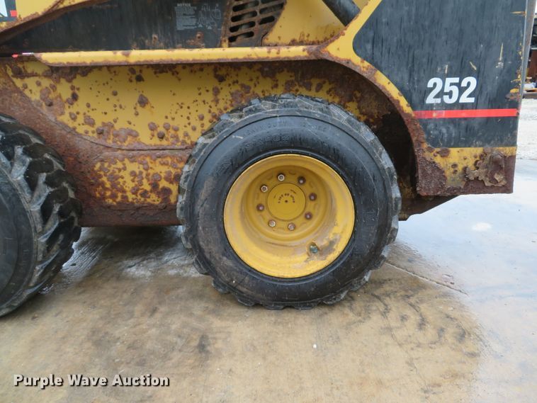 image for item DE8157 2001 Caterpillar 252 skid steer