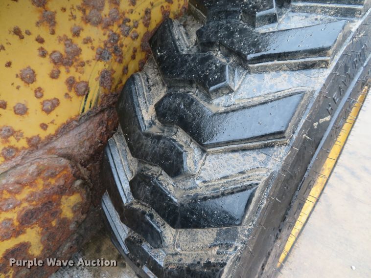 image for item DE8157 2001 Caterpillar 252 skid steer