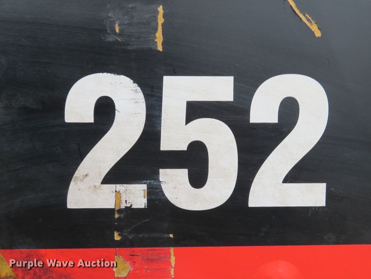 image for item DE8157 2001 Caterpillar 252 skid steer