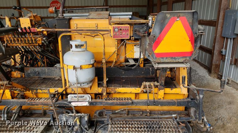 image for item DF3493 2001 LeeBoy L8500T paver