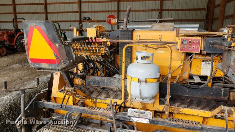 image for item DF3493 2001 LeeBoy L8500T paver