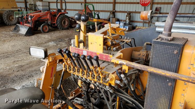 image for item DF3493 2001 LeeBoy L8500T paver