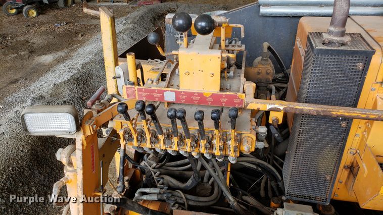 image for item DF3493 2001 LeeBoy L8500T paver