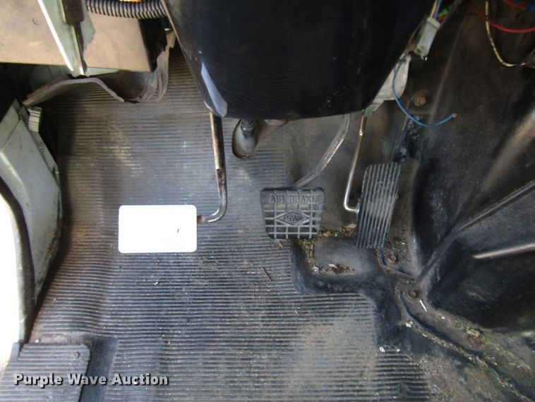 image for item DG1280 2000 International 4900 chipper truck