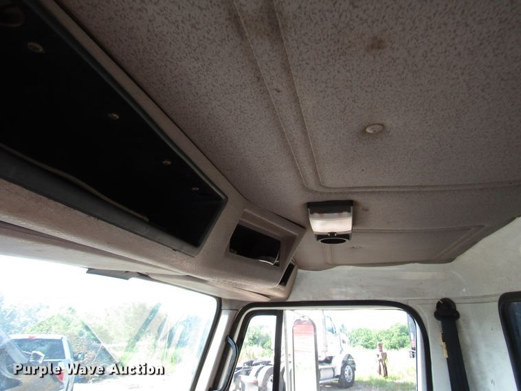 image for item DG1280 2000 International 4900 chipper truck