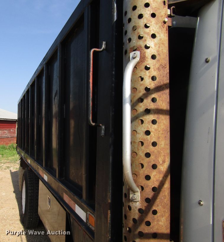 image for item DG1280 2000 International 4900 chipper truck