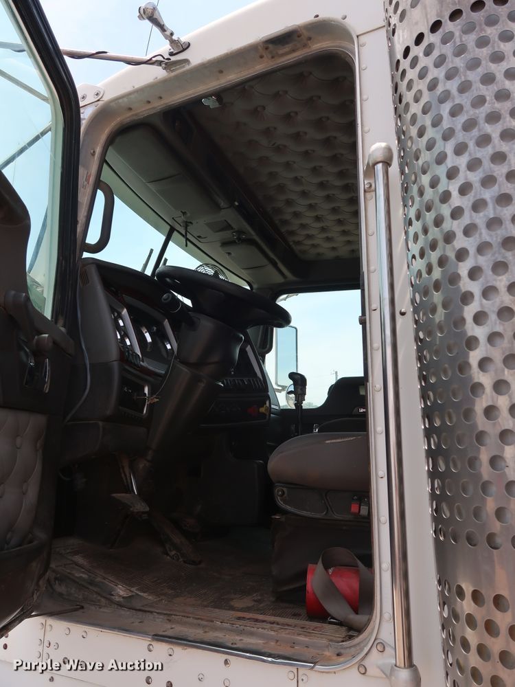 image for item DG3328 2007 Kenworth T800 dump truck