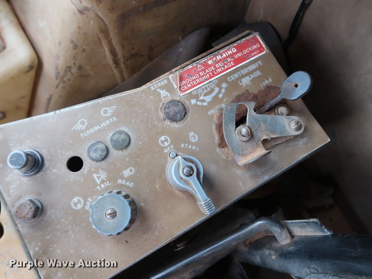 image for item DG4013 1982 Caterpillar 12G motor grader