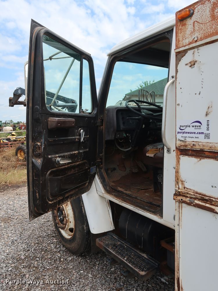 image for item DG4019 1988 International 1954 service truck