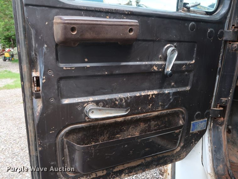 image for item DG4019 1988 International 1954 service truck