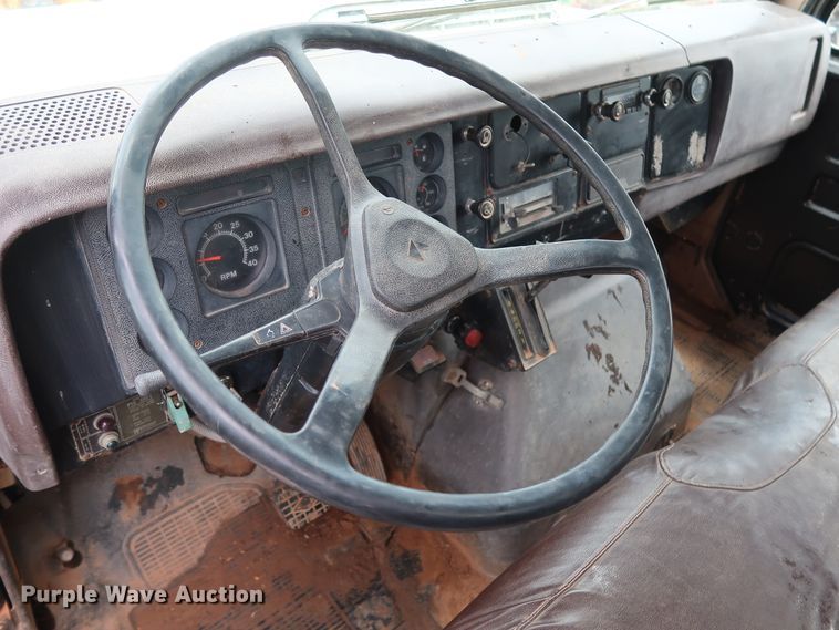 image for item DG4019 1988 International 1954 service truck