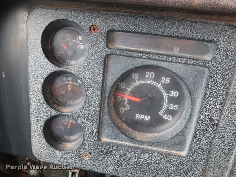 image for item DG4019 1988 International 1954 service truck