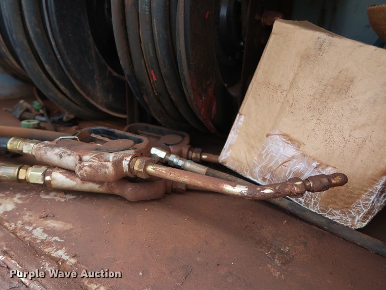 image for item DG4019 1988 International 1954 service truck