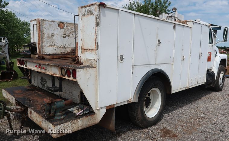 image for item DG4019 1988 International 1954 service truck