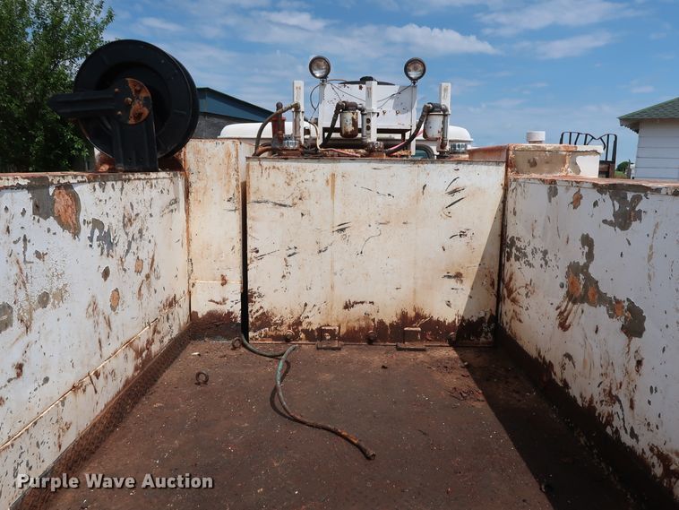 image for item DG4019 1988 International 1954 service truck