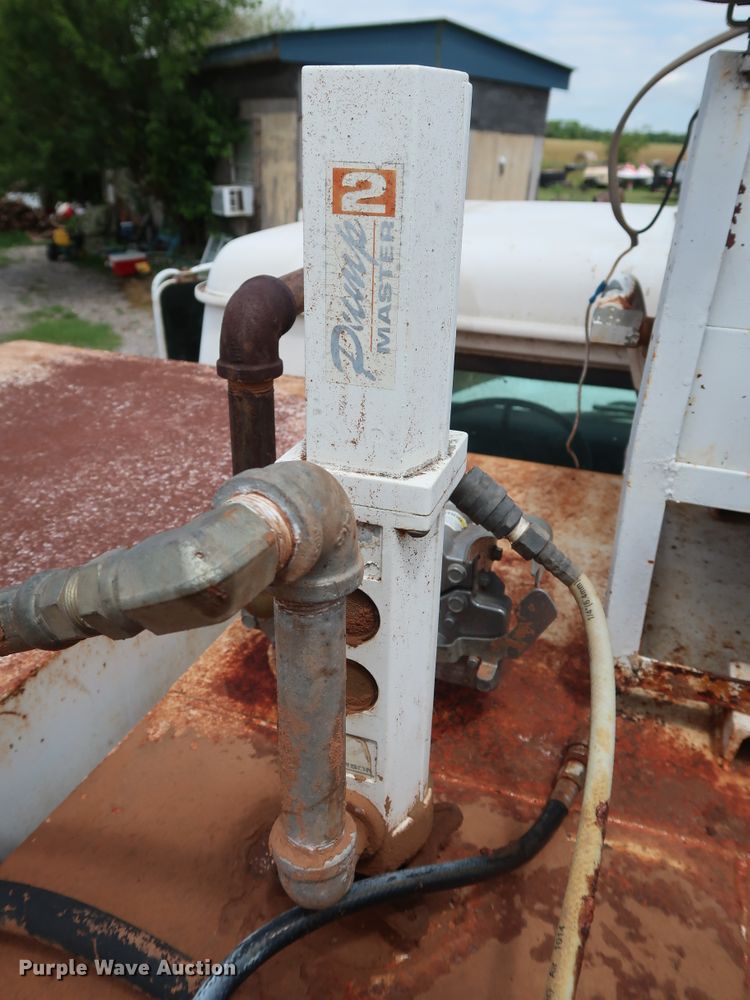 image for item DG4019 1988 International 1954 service truck