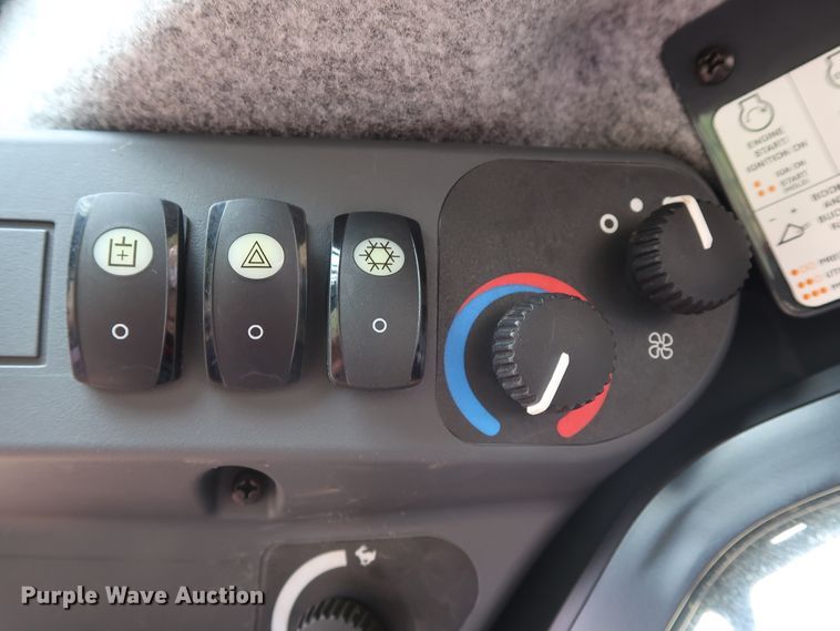 image for item DG4027 2018 John Deere 333G skid steer