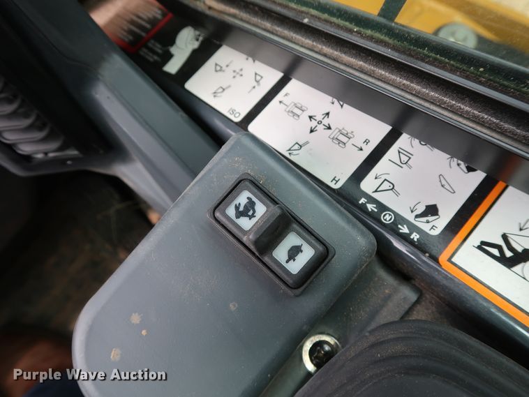 image for item DG4027 2018 John Deere 333G skid steer