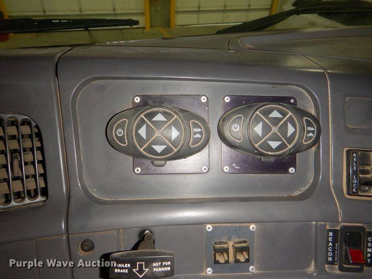 image for item DG4770 2000 Sterling LT7500 digger derrick truck