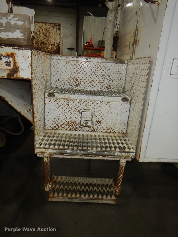 image for item DG4770 2000 Sterling LT7500 digger derrick truck