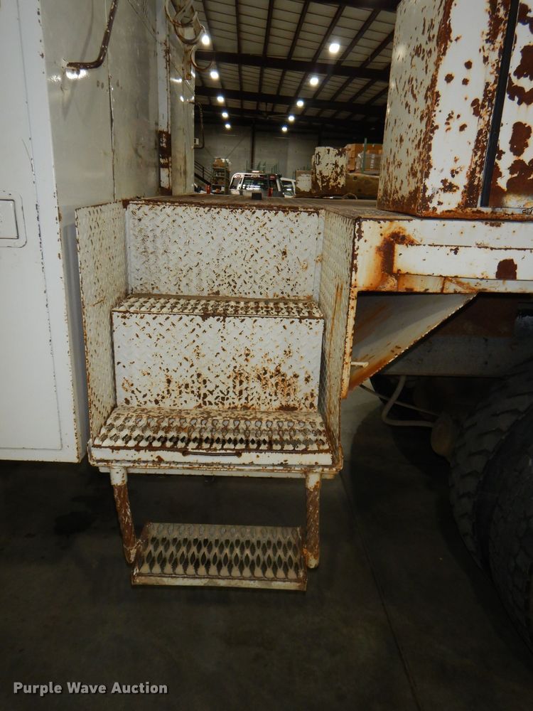 image for item DG4770 2000 Sterling LT7500 digger derrick truck