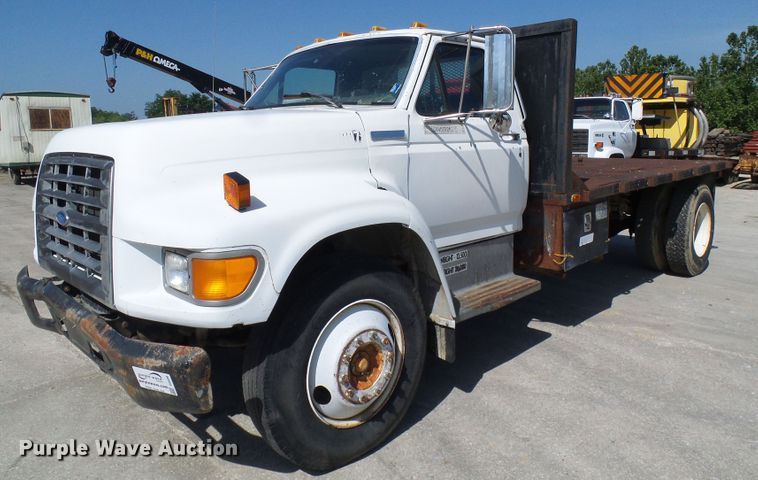 image for item DI0499 1995 Ford F700 flatbed truck