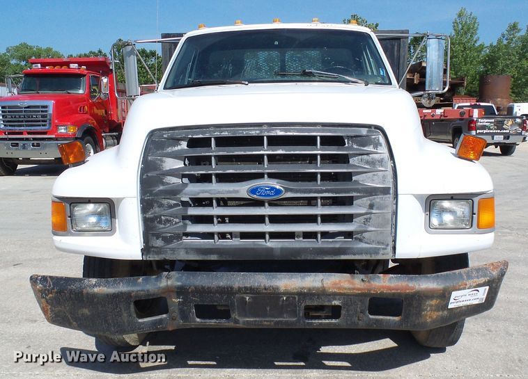 image for item DI0499 1995 Ford F700 flatbed truck