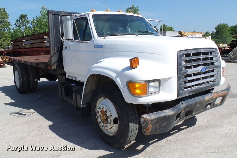 image for item DI0499 1995 Ford F700 flatbed truck