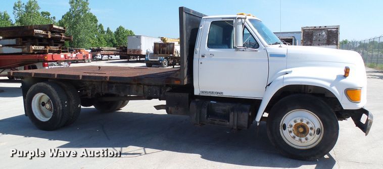 image for item DI0499 1995 Ford F700 flatbed truck