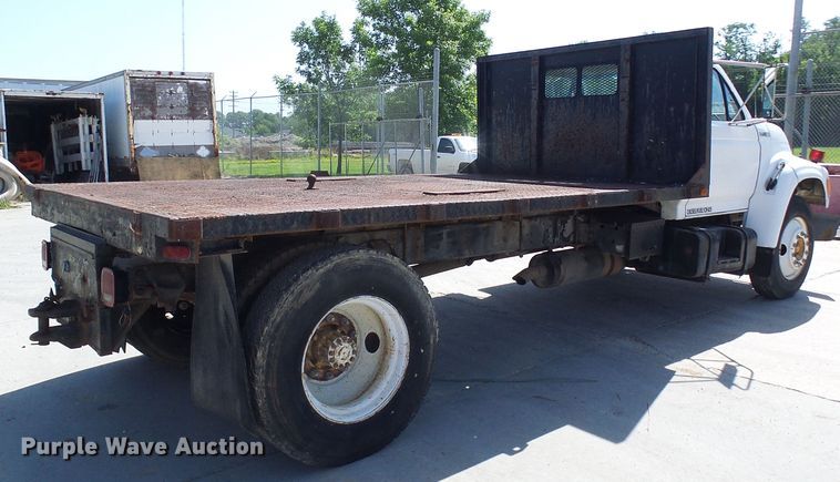 image for item DI0499 1995 Ford F700 flatbed truck