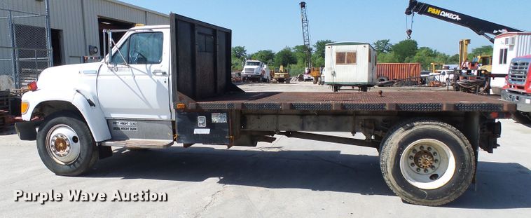 image for item DI0499 1995 Ford F700 flatbed truck