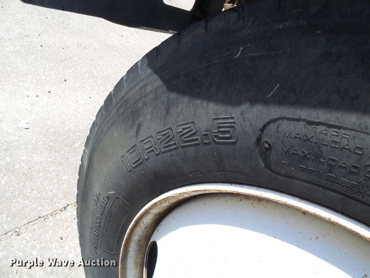 image for item DI0499 1995 Ford F700 flatbed truck