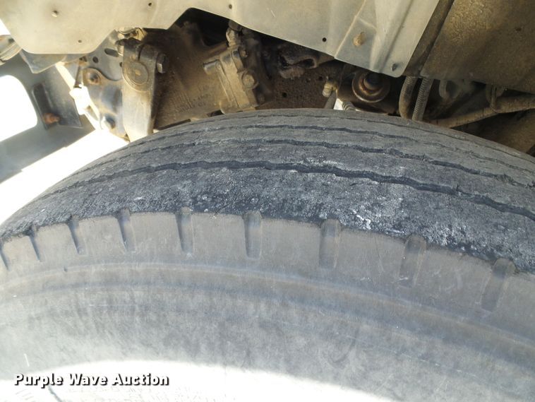 image for item DI0499 1995 Ford F700 flatbed truck