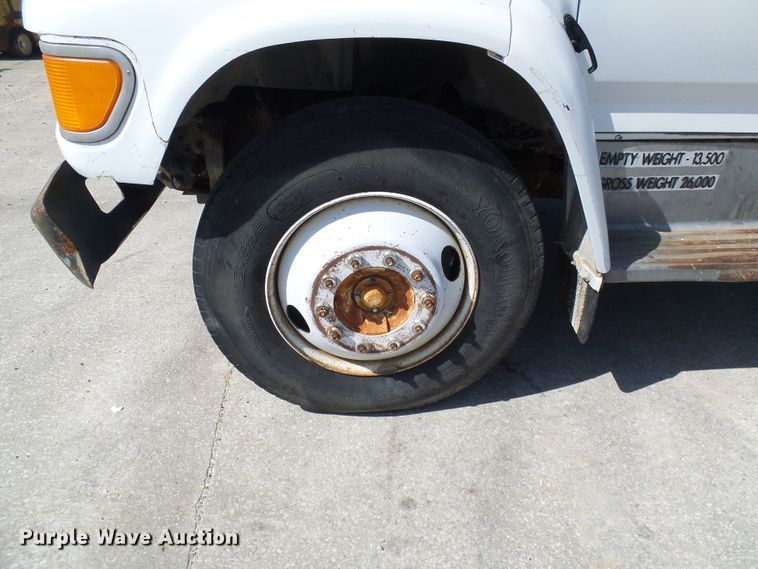 image for item DI0499 1995 Ford F700 flatbed truck