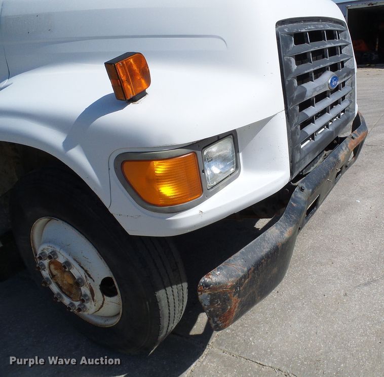 image for item DI0499 1995 Ford F700 flatbed truck