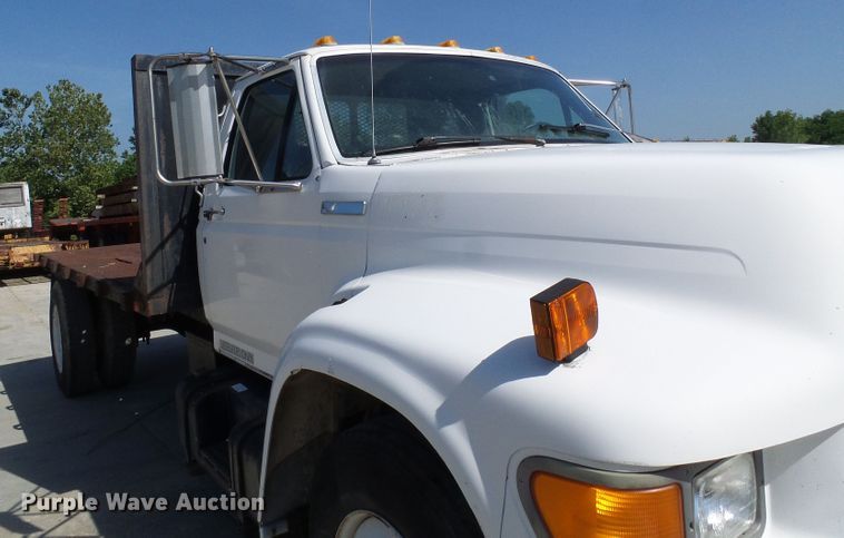 image for item DI0499 1995 Ford F700 flatbed truck