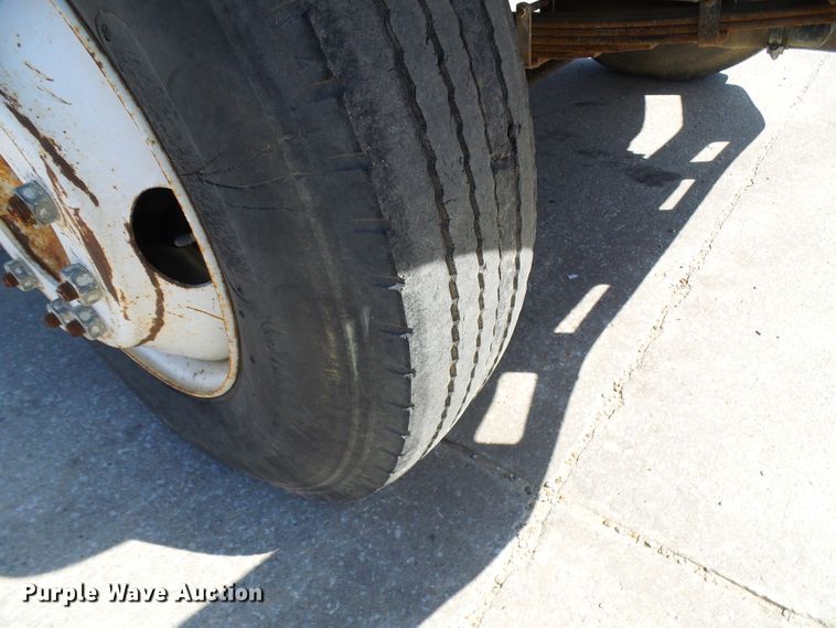 image for item DI0499 1995 Ford F700 flatbed truck