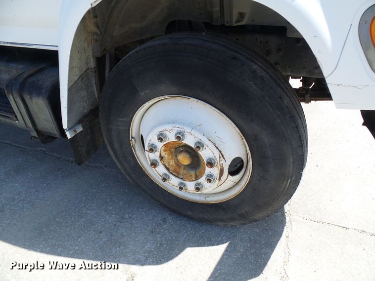 image for item DI0499 1995 Ford F700 flatbed truck