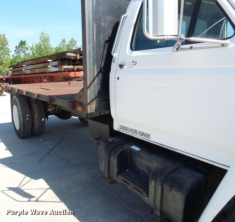 image for item DI0499 1995 Ford F700 flatbed truck