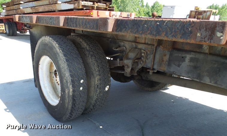 image for item DI0499 1995 Ford F700 flatbed truck